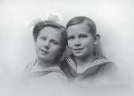 Ганс с сестрой Гретой в школьные годы