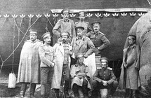 Н.Н. Данилевский 4-й слева в центре. Комендантский аэродром с товарищами воздухоплавателями