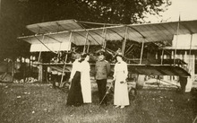 Н.Н. Данилевский с женой у самолета Фарман-VII. Гатчина (1)