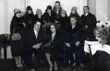 Лейко Мария Карловна (в центре)
