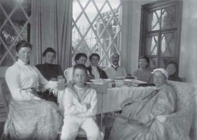 В Красных Буйцах. Слева направо: С. Н. Глебова, неизвестная, Л. В. Глебо ва, С. В. Глебова (Олсуфьева), Ю. А. Олсуфьев, А. В. Глебова, неизвестная; на переднем плане – мальчик из семьи Глебовых, в кресле справа – Екатерина Львовна Олсуфьева. 1902 г. 